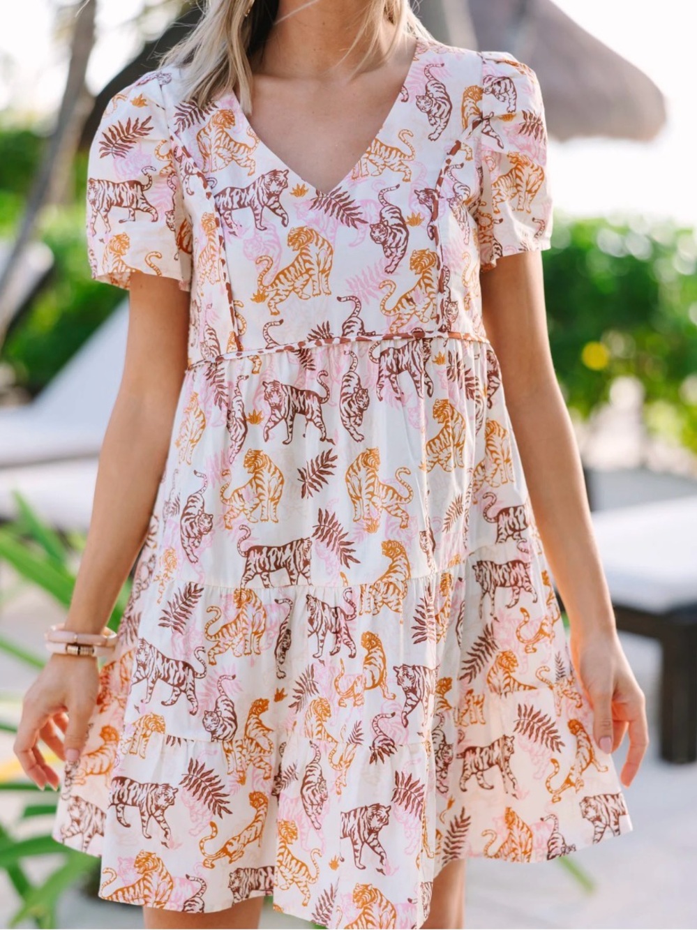 EUC Umgee Feelin Fierce White Tiered V‑Neck Dress with Pink and Gold Tiger Print